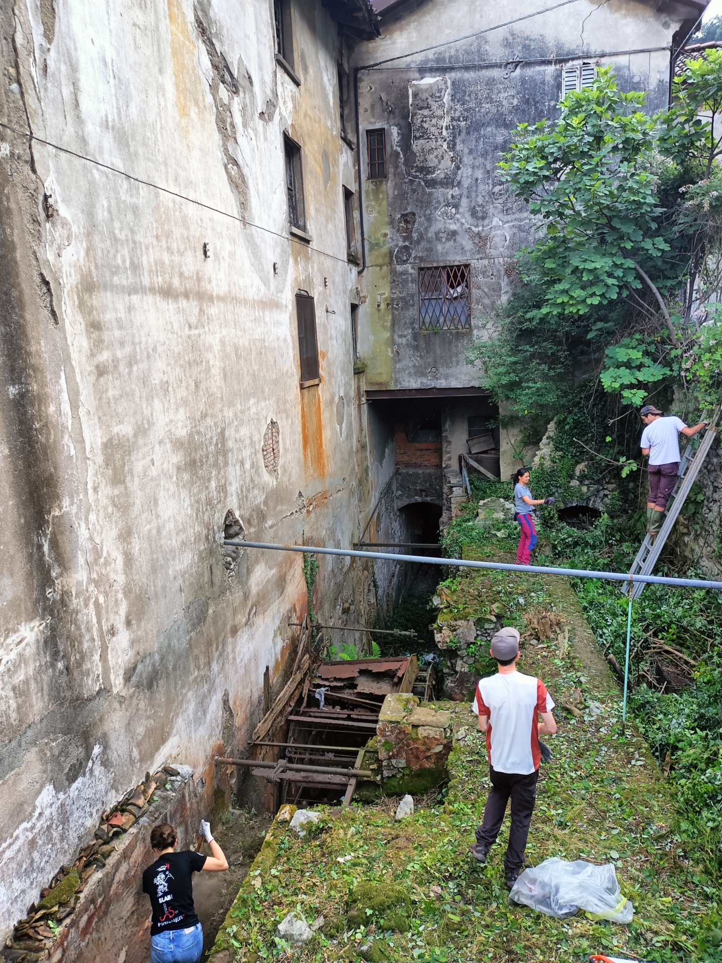 Officina Gerenzone riscopre un sito industriale storico a Laorca DURANTE LA PULIZIA (2)