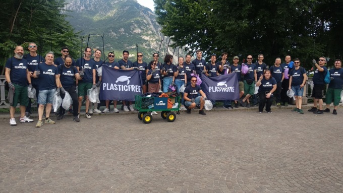 SISAL e Plastic Free ripuliscono il lungolago di Lecco: raccolti 25 kg di rifiuti