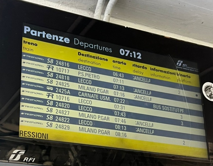 Lavori sulla linea, treni bloccati: ennesima mattinata da bollino rosso per i pendolari lecchesi