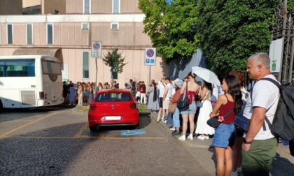 Primo lunedì senza treni: code per i bus in stazione a Lecco