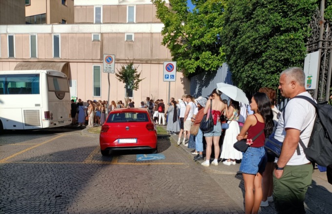 Primo lunedì senza treni: code per i bus in stazione a Lecco