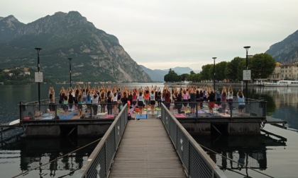 Lecco: tutti pazzi per lo yoga all'alba. In 90 alla piattaforma
