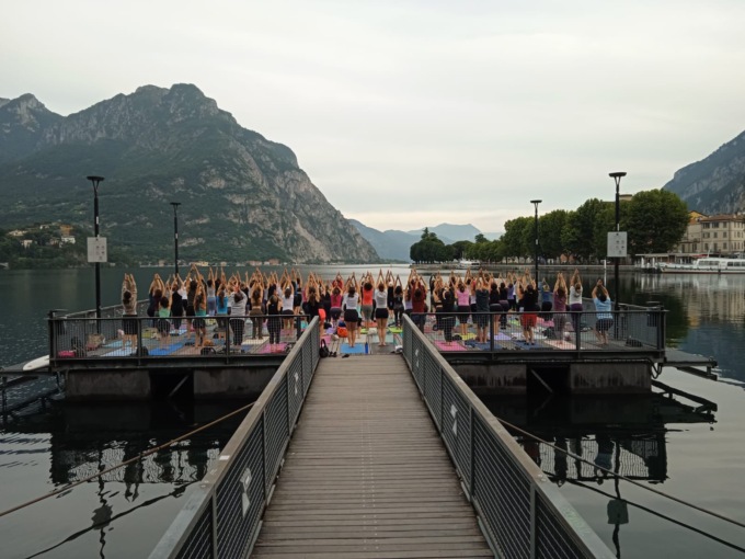 Lecco: tutti pazzi per lo yoga all’alba. In 90 alla piattaforma