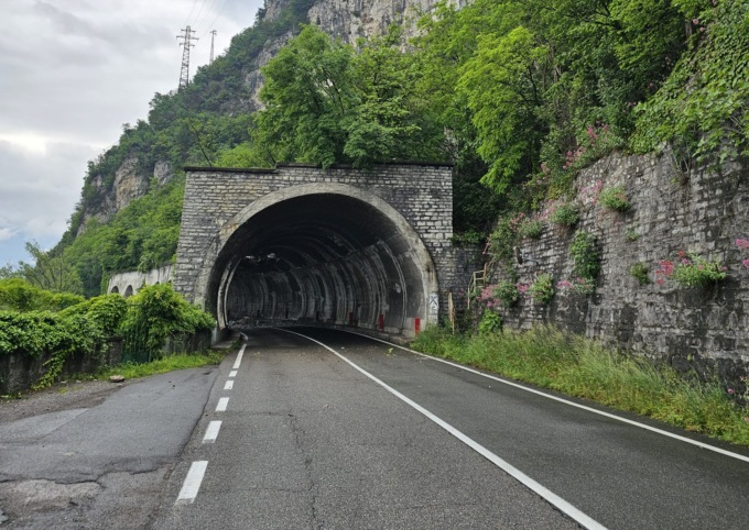 Senso unico alternato sulla SP 72 tra Lierna e Varenna: lavori notturni dal 9 al 14 giugno