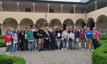 Civate, consegnata la Costituzione ai neo diciottenni. Il sindaco: "Rinfrescate la grande bellezza di questo Paese!"