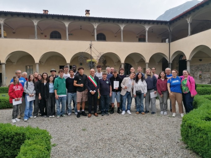 Civate, consegnata la Costituzione ai neo diciottenni. Il sindaco: “Rinfrescate la grande bellezza di questo Paese!”