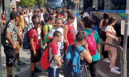 Estate senza treni: impressionanti code in stazione a Lecco per i bus sostitutivi