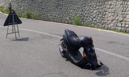 Si apre una buca sulla strada e ci finisce dentro... un motorino