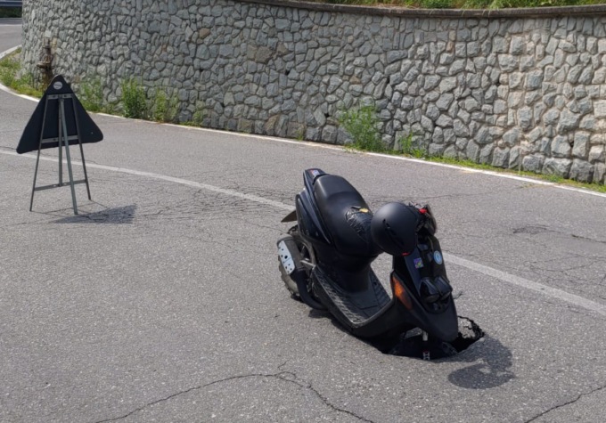 Si apre una buca sulla strada e ci finisce dentro… un motorino