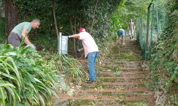 Malgrate, i volontari ripuliscono i “giardinetti” del Porto