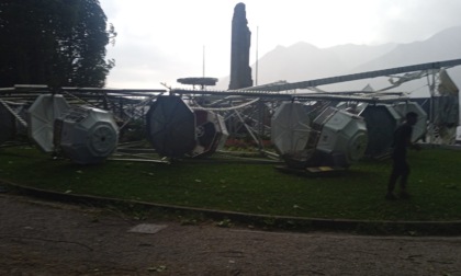 Attimi di paura a Lecco: l'improvvisa ondata di pioggia e vento fa crollare la ruota panoramica