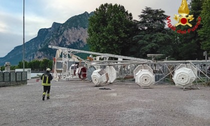 Attimi di paura a Lecco: l'improvvisa ondata di pioggia e vento fa crollare la ruota panoramica