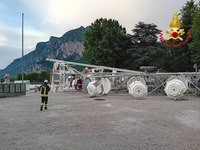 Attimi di paura a Lecco: l’improvvisa ondata di pioggia e vento fa crollare la ruota panoramica