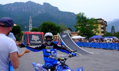 SvalvolaToso: a Valmadrera spettacolari acrobazie su due ruote nel ricordo di Andrea