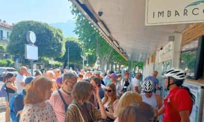 Estate senza treni, battelli presi d'assalto: lunghe file di turisti all'Imbarcadero, nonostante il raddoppio delle corse