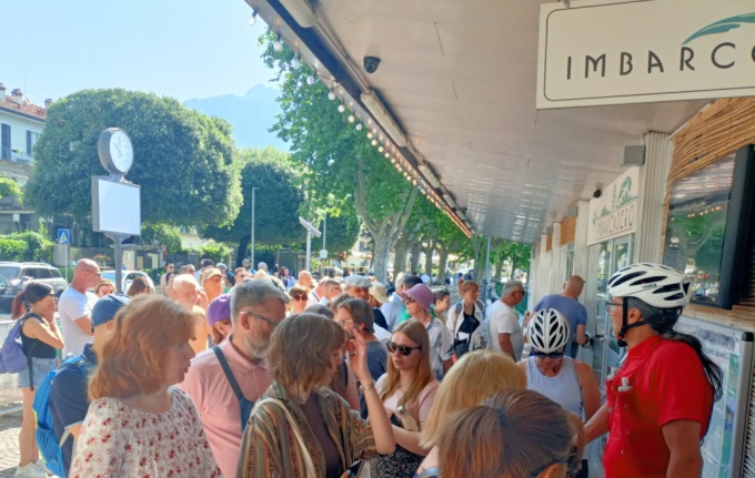 Estate senza treni, battelli presi d’assalto: lunghe file di turisti all’Imbarcadero, nonostante il raddoppio delle corse
