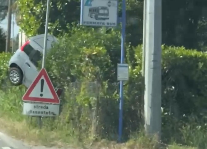 Finisce con l’auto nel fosso, soccorsa una donna