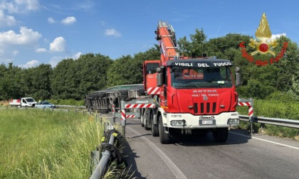 Mezzo pesante si ribalta sulla Ss36, intervento dei Vigili del fuoco di Lecco