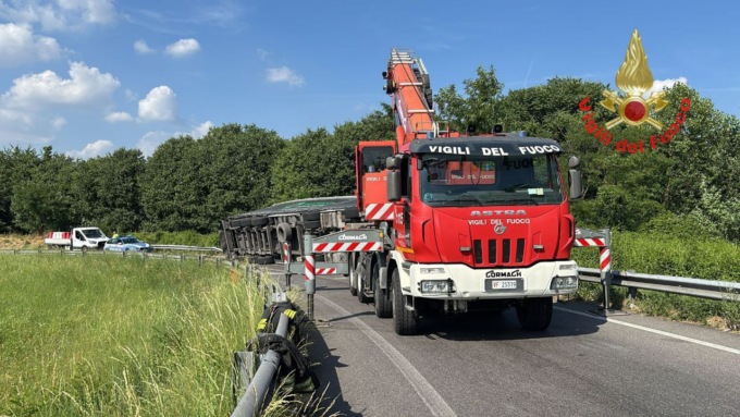 Mezzo pesante si ribalta sulla Ss36, intervento dei Vigili del fuoco di Lecco