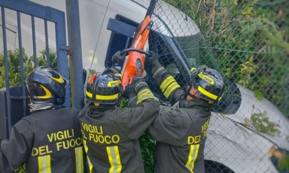 Abbadia, i Vigili del fuoco recuperano un furgoncino uscito di strada