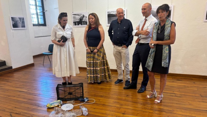 Le muse del lago di Como in mostra a Lecco: la bellezza incontra la ferita dell’inciviltà