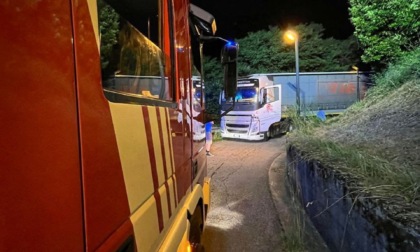 Camion incastrato, intervengono i Vigili del Fuoco