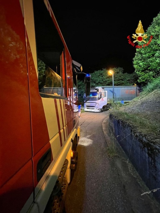 Camion incastrato, intervengono i Vigili del Fuoco