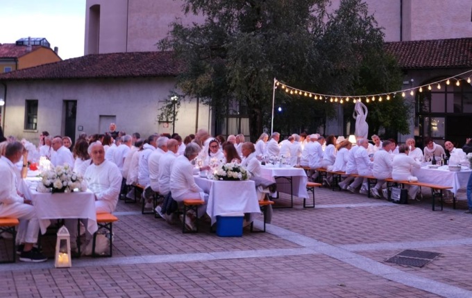 Valmadrera, torna la tradizionale “Cena in bianco”