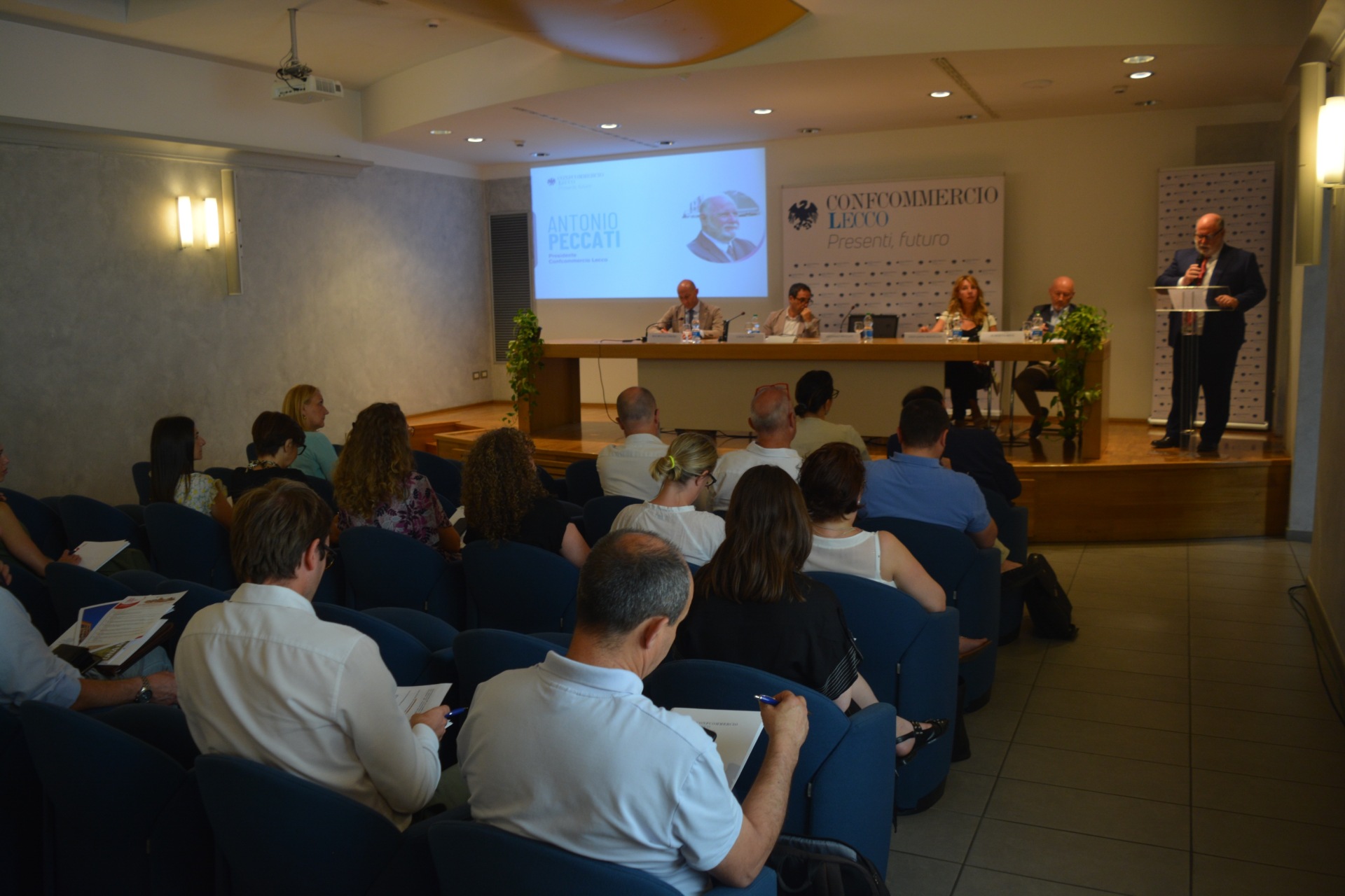 convegno prossimità tavolo + sala