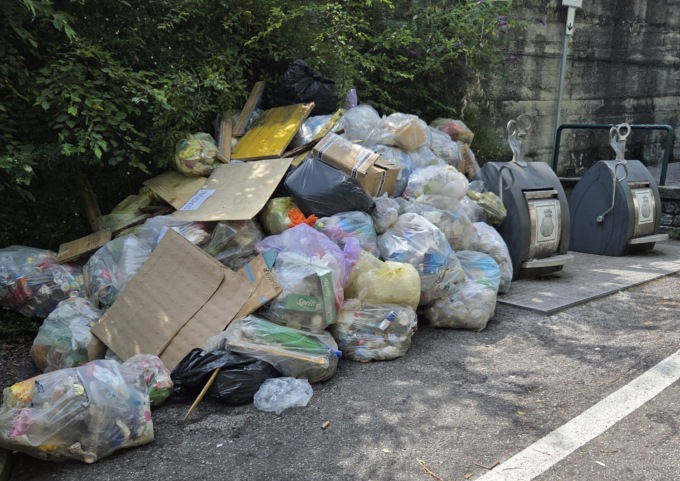 Varenna, stretta su rifiuti e NCC abusivi: sanzioni e sequestri dalla Polizia Locale