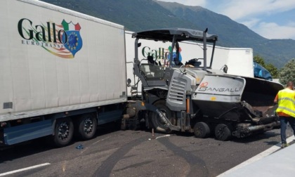 Traffico bloccato sulla Statale 38 per un camion finito contro un mezzo di cantiere