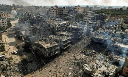 Il sindaco di Lecco Mauro Gattinoni sottoscrive l’appello “Adesso basta!”: “Fermiamo la barbarie a Gaza”