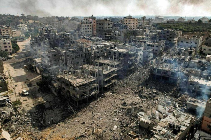 Il sindaco di Lecco Mauro Gattinoni sottoscrive l’appello “Adesso basta!”: “Fermiamo la barbarie a Gaza”