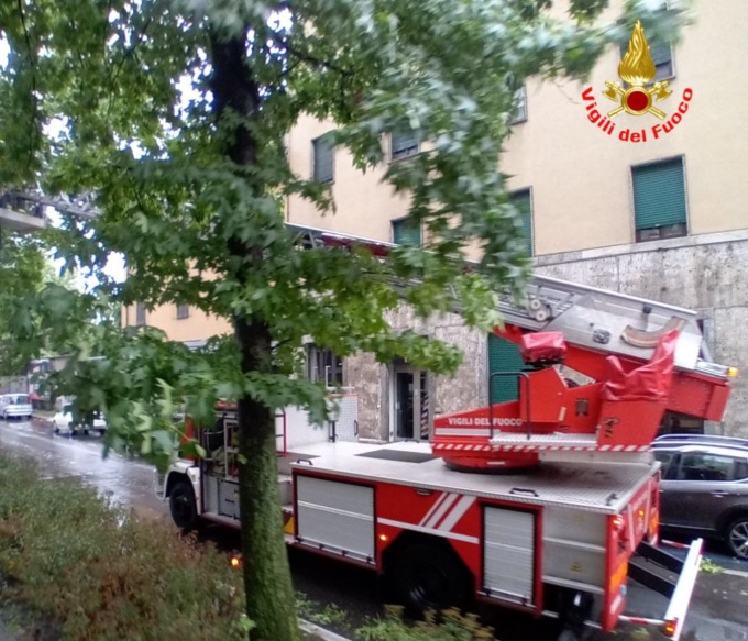 Violenti temporali su Lecco e provincia: disagi in Statale 36 e interventi dei Vigili del Fuoco
