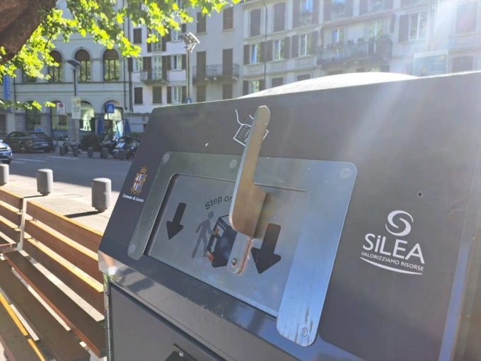 Lecco: posizionati i primi nuovi 17 “smart-bin” sul lungolago
