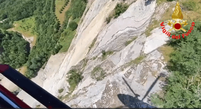 Frana nella vecchia cava di Cesana Brianza: il video