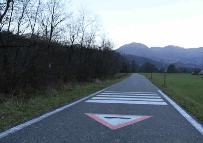 Atti osceni lungo la ciclopedonale della Valsassina: allerta del Comune