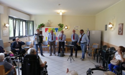 Musica, affetto e memoria: festa dei nonni alla RSA Villa Serena di Introbio