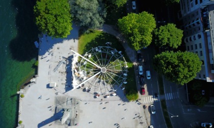 Due indagati per il crollo della ruota panoramica a Lecco: la titolare e il collaudatore coinvolto anche in un’altra tragedia