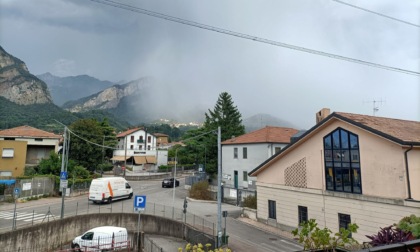 Maltempo sul Lecchese: raffiche di vento, pioggia e grandine sulla Valle San Martino