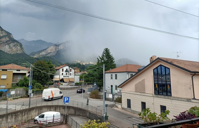 Maltempo sul Lecchese: raffiche di vento, pioggia e grandine sulla Valle San Martino