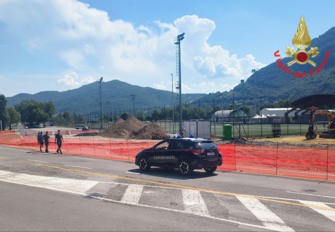 Lecco, due parapendii atterrano al Bione