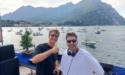 La musica sulla riva e il party... dentro il lago