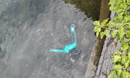 I monopattini sono ormai dappertutto... persino nel lago!