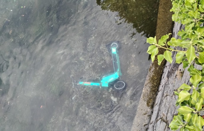I monopattini sono ormai dappertutto… persino nel lago!