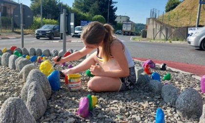 La rotonda dei sassi si è rifatta il look grazie a Piedibus e Pro Loco