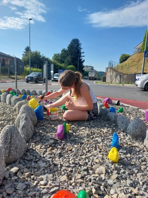 La rotonda dei sassi si è rifatta il look grazie a Piedibus e Pro Loco