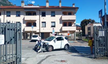 Violento scontro tra un'auto e una moto, grave il 14enne in sella alla due ruote