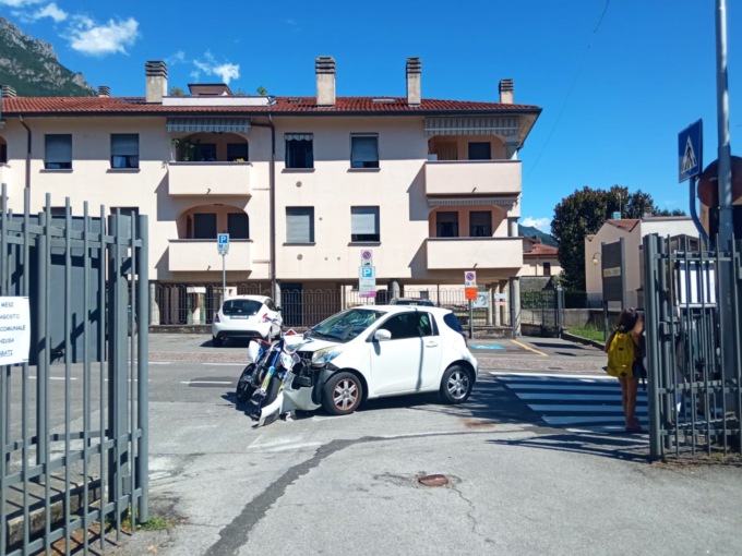 Violento scontro tra un’auto e una moto, grave il 14enne in sella alla due ruote