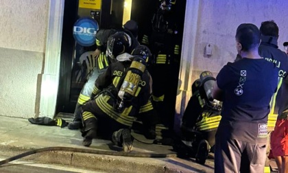 Un altro incendio nella notte a Calolziocorte: in fiamme un negozio, coinvolto un 26enne